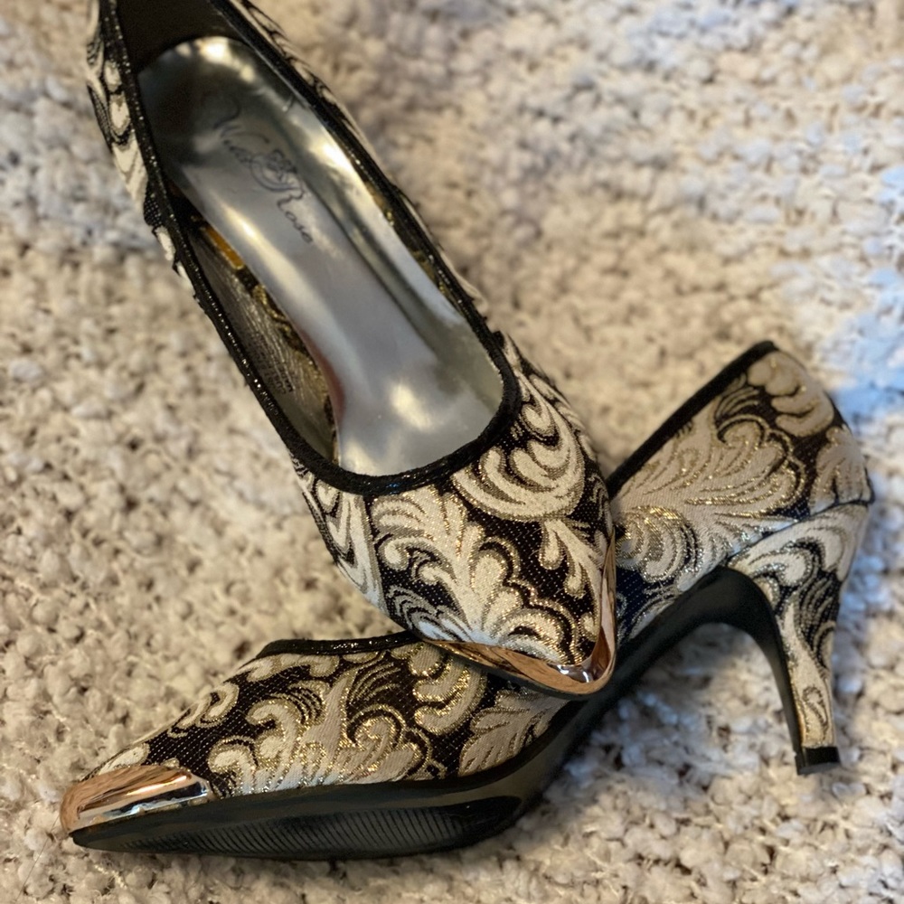 Women’s size 7 3 inch heel. Only worn once